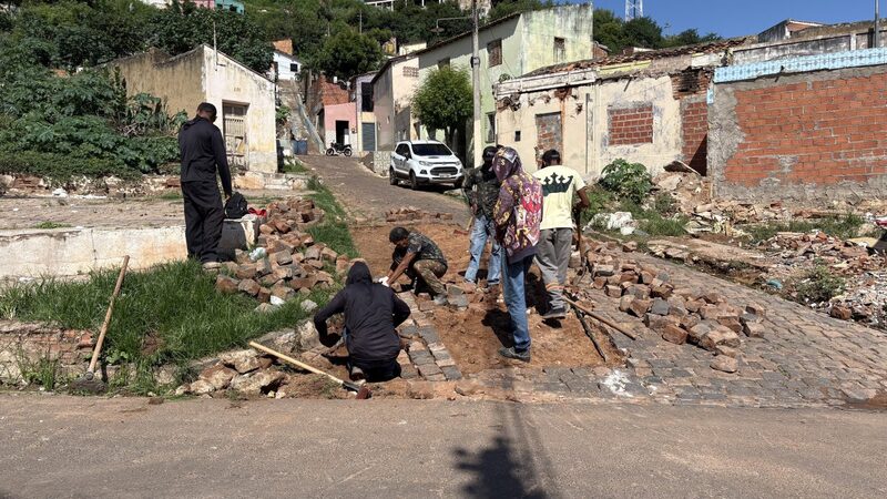 Secretaria de Obras realiza reparo de rua intrafegável no centro de Picos