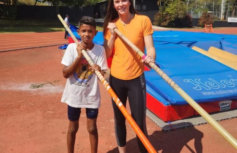 Após viralizar saltando com vara improvisada, Moisés Moraes encontra campeã mundial